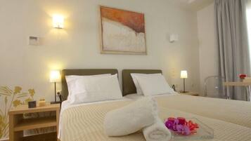 Kahden hengen perushuone (yksi tai kaksi sänkyä) | Työpöytä, vuodevaatteet