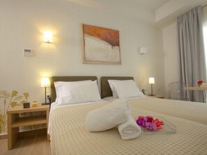 Kahden hengen perushuone (yksi tai kaksi sänkyä) | Työpöytä, vuodevaatteet