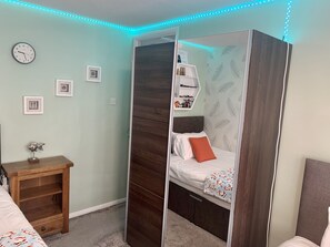 2 habitaciones, tabla de planchar con plancha y cuna de viaje 