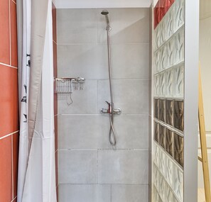 Shower, free toiletries, towels - #CP - House - Magnificent view - garden 💓 (Lumbin)