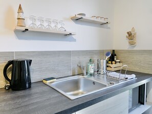 Kjøleskap, mikrobølgeovn, ovn og brødrister