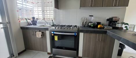 Réfrigérateur, four à micro-ondes, un four, surface de cuisson