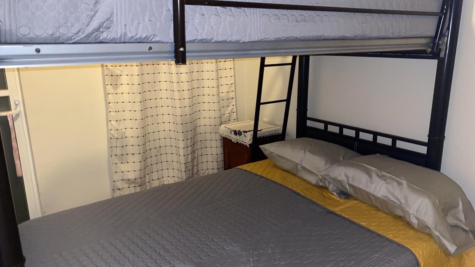 2 slaapkamers, een kluis op de kamer, een strijkplank/strijkijzer