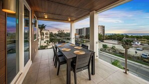 Outdoor dining - Pool Volleyball-Gulf Views-Steps to Beach-Rooftop (Siesta Key)