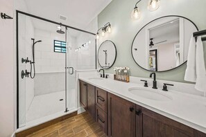 Combined shower/tub, eco-friendly toiletries, hair dryer, towels - Resort Pool w/Slide - Walk to Beach & Village (Sarasota)