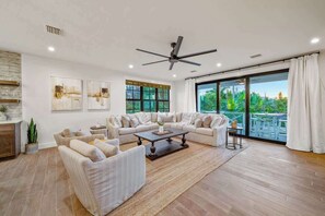 Smart TV, video games, table tennis, offices - Resort Pool w/Slide - Walk to Beach & Village (Sarasota)