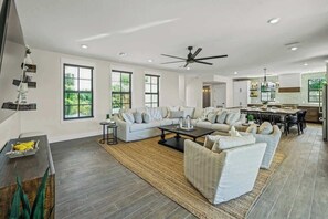 Smart TV, video games, ping pong, offices - Resort Pool w/Slide - Walk to Beach & Village (Sarasota)
