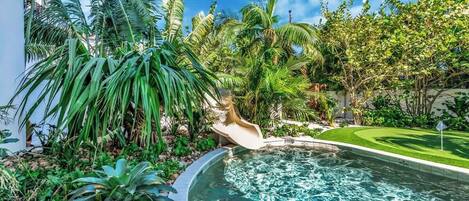 Una piscina al aire libre, una piscina climatizada