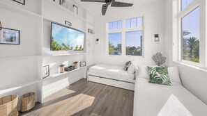 Smart TV, video games, foosball, table tennis - Steps to Beach/Pool w/Slide and Chipping Green (Sarasota)