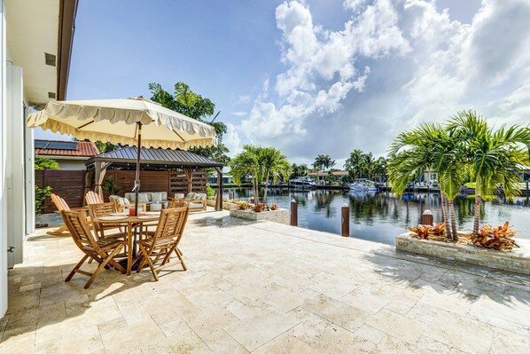 Outdoor dining - Incredible Intracoastal Views • Heated Pool • Minutes from Fort Lauderdale Beach (Fort Lauderdale)