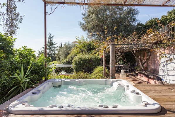 Outdoor spa tub