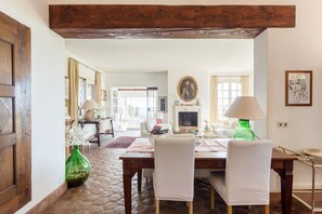 Dining - Villa Vanisia (acicastello)