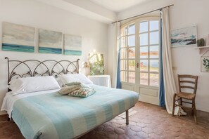 7 bedrooms, iron/ironing board, WiFi, bed sheets