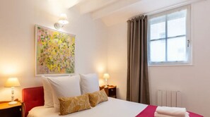 2 bedrooms, travel cot, WiFi, bed sheets