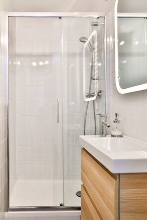 Een douche, een haardroger, handdoeken