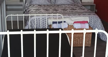 Charmante petite maison en pierre rénovée dans un village à la campagne