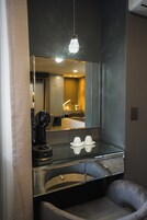 Cubrecamas, minibar y caja de seguridad en la habitación 