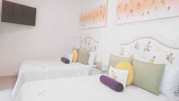 Chambre familiale double, 1 chambre, salle de bain attenante, côté jardin | Salle de bain | Articles de toilette griffés, séchoir à cheveux, pantoufles
