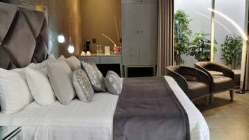 Cubrecamas, minibar y caja de seguridad en la habitación