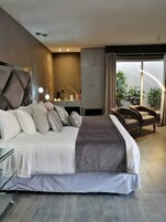 Cubrecamas, minibar y caja de seguridad en la habitación 