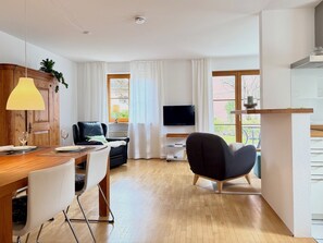 TV - Vacation apartment in the beautiful village - idyllic location with terrace and garden (Bodolz)