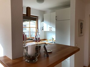 Réfrigérateur, un four, surface de cuisson, lave-vaisselle