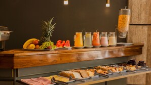 Ein Buffet mit Früchten, Säften und verschiedenen Frühstücksangeboten.