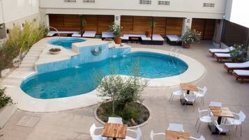 Außenpool, geöffnet von 09:00 Uhr bis 22:00 Uhr, Sonnenschirme