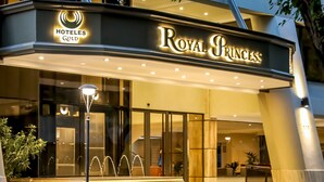 Das Royal Princess Hotel mit auffälligem Schild, modernem Eingang und gut beleuchteter Fassade.