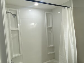 Ensemble baignoire-douche, serviettes fournies, savon