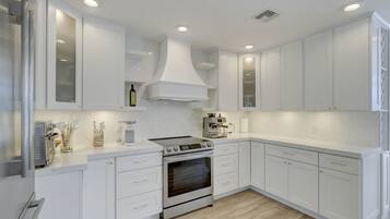 Een koelkast, een magnetron, een oven, een kookplaat