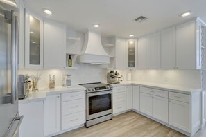 Refrigerador, microondas, horno y parrilla de estufa 