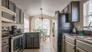 Casa, várias camas (Anthony's Southern Dunes Vacation Hom) | Cozinha privada