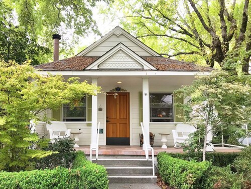 Escape to Wine County in your independant Cottage in Downtown Calistoga