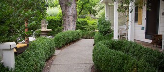 Escape to Wine County in your independant Cottage in Downtown Calistoga