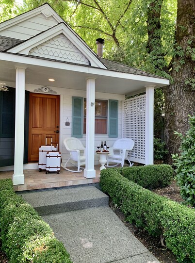 Escape to wine country in your independent cottage in downtown Calistoga