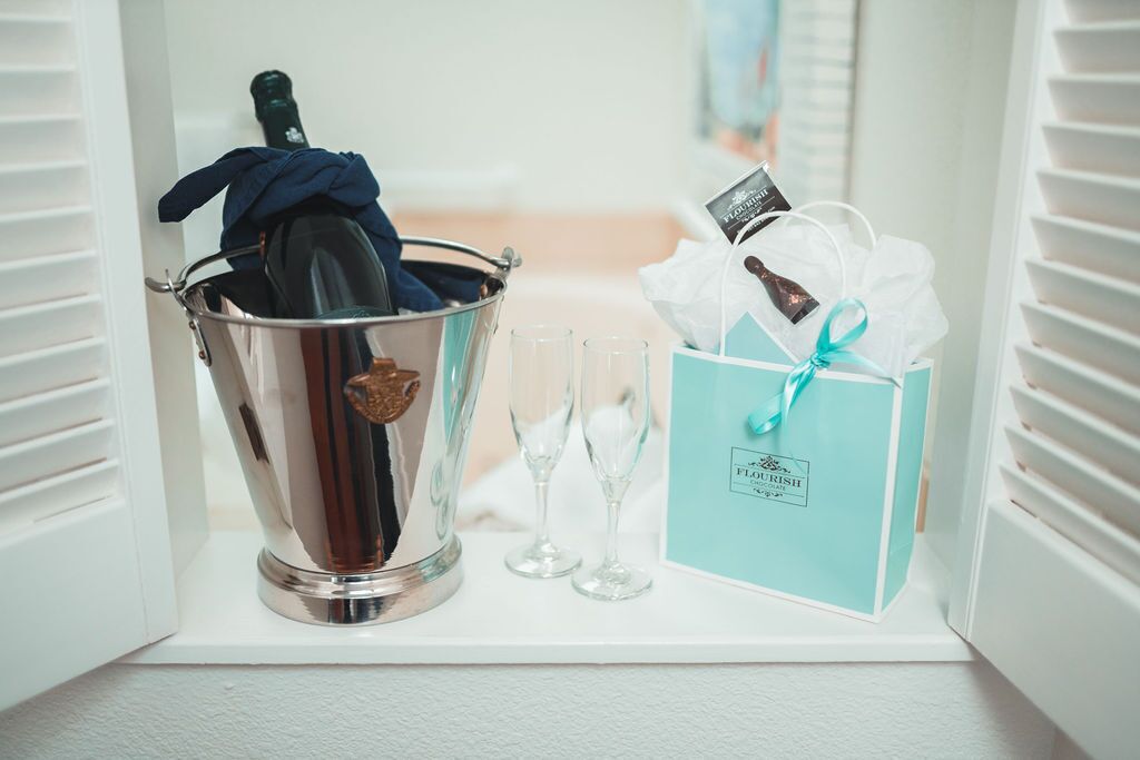 Surte de minibar con cubo para champán, dos copas y una caja de regalo.