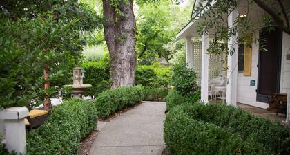 Escape to wine country in your independent cottage in downtown Calistoga