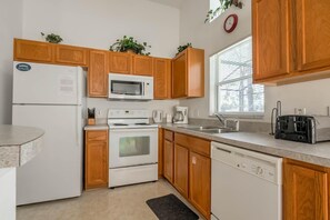 House, Multiple Beds (Richard's Southern Dunes Vacation Hom) | Private kitchen