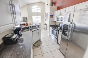 Casa, varias camas (Bill's Southern Dunes Vacation Home) | Cocina privada