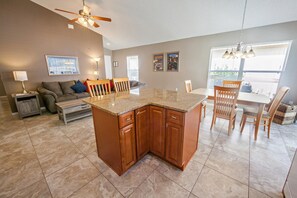 House, Berbilang Katil (Stephen's Southern Dunes Vacation Hom) | Dapur peribadi | Kerusi tinggi 