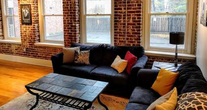 Beautiful 1BR downtown condo near EVERYTHING!