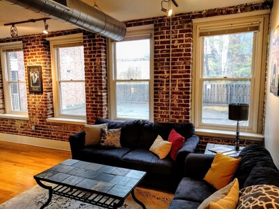 Beautiful 1BR downtown condo near EVERYTHING!