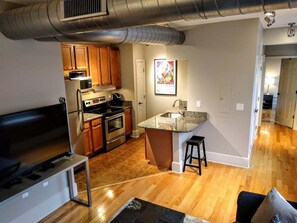 Réfrigérateur, micro-ondes, four, plaque de cuisson