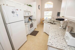 Casa, varias camas (Johanna's Southern Dunes Vacation Hom) | Cocina privada