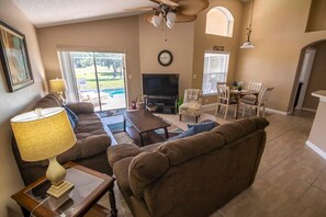 Casa, varias camas (Sandra's Southern Dunes Vacation Home) | Sala de estar
