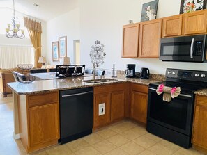 House, 2 Queen Beds (Simon's Southern Dunes Vacation Home) | Private kitchen