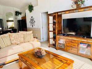 House, 2 Queen Beds (Simon's Southern Dunes Vacation Home) | Living room