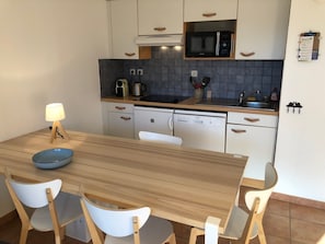 Fridge, microwave, coffee/tea maker - Balcony & serenity: peak views (Briançon)