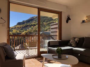 TV - Balcony & serenity: peak views (Briançon)
